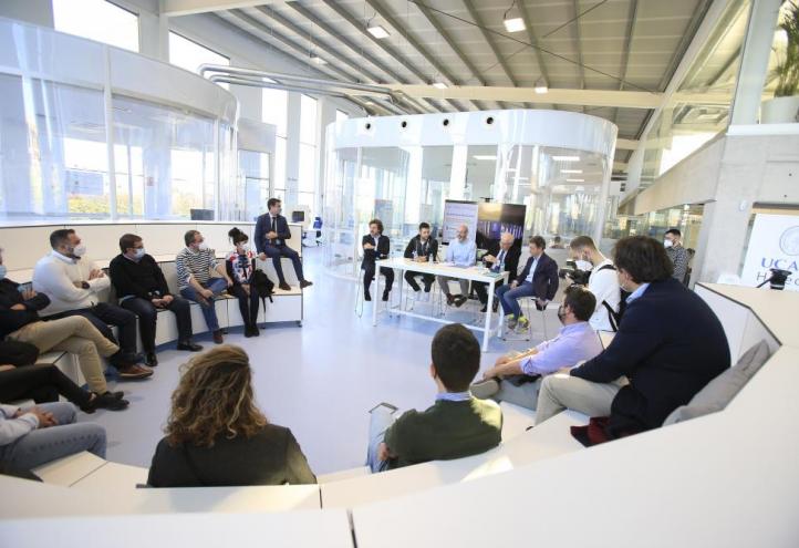 Los participantes, en la incubadora de alta tecnología en salud, deporte y alimentación de la UCAM.