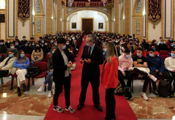 Reunión de los alumnos que van a realizar una movilidad Erasmus el próximo curso.