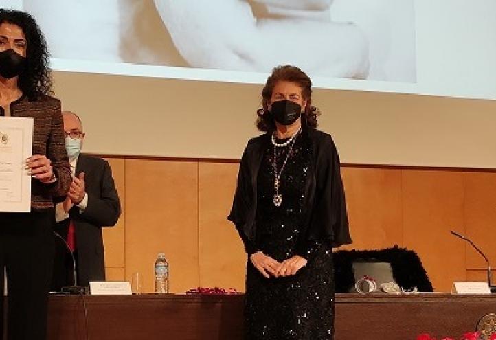 La egresada en Farmacia de la UCAM Olga Tárraga tras recibir el reconocimiento de manos de la presidenta de la Academia de Farmacia Santa María de España de la Región de Murcia,  Stella Moreno