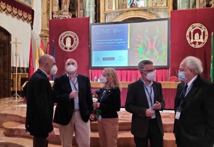 El neurólogo José Meca, director de la Cátedra y organizador de la Reunión, con otros expertos, en el Templo de Los Jerónimos.