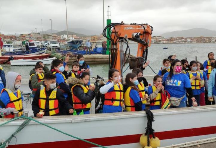 Alumnos de la UCAM acompañaron a los escolares en los barcos