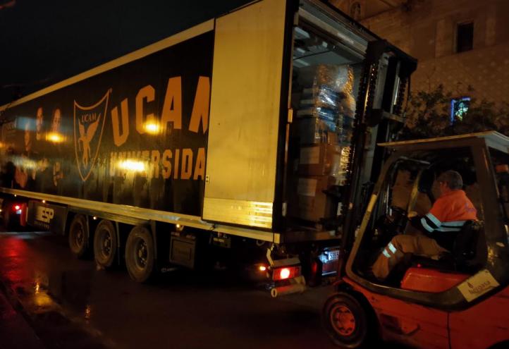Primer camión de ayuda humanitaria de la UCAM para los refugiados ucranianos que partió anoche desde el Campus de Los Jerónimos.