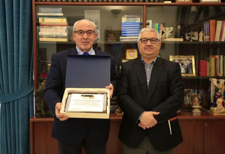 José Luis Mendoza recibe de manos de Pedro Manonelles el reconocimiento de Socio de Honor de la SEMEDE