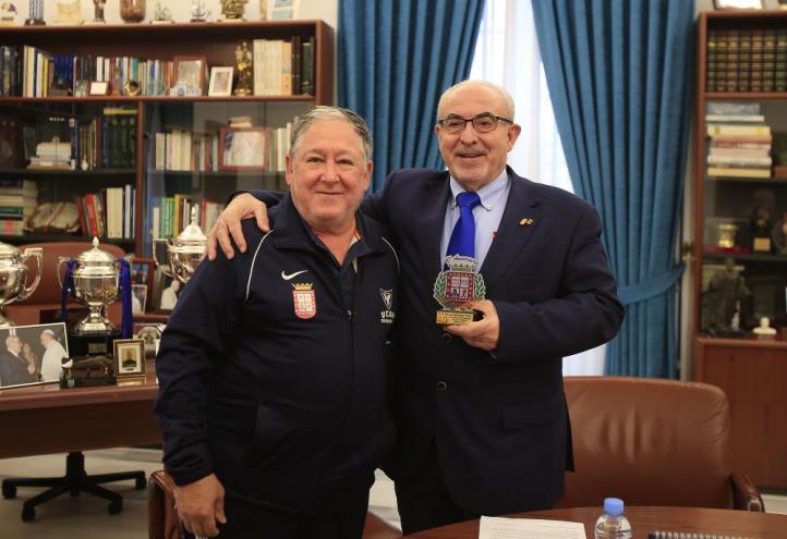 José Antonio Carrillo entregándole el Escudo de Oro y Brillante del UCAM Athleo Cieza a José Luis Mendoza presidente de la UCAM.