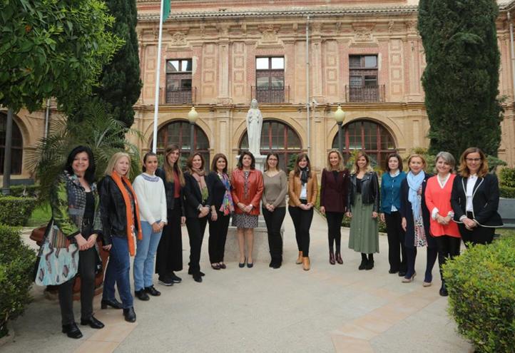 Foto de archivo de mujeres en cargos directivos en el ámbito académico