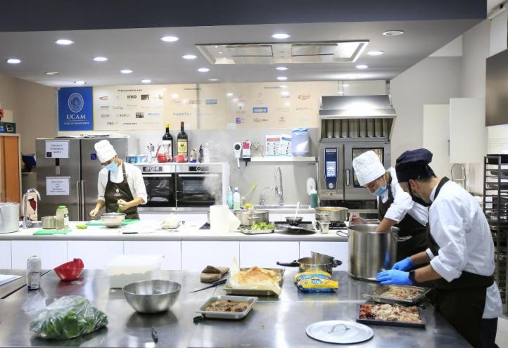 Imagen de una práctica en la Gastrolab de la Universidad Católica de Murcia.