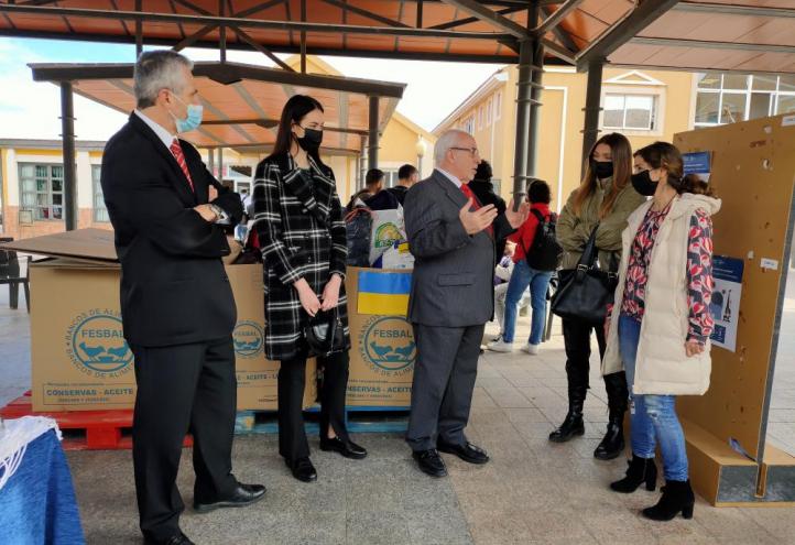 José Luis Mendoza, presidente de la UCAM, conversa con una estudiante y una trabajadora ucranianas de la UCAM, en el Campus de Los Jerónimos.