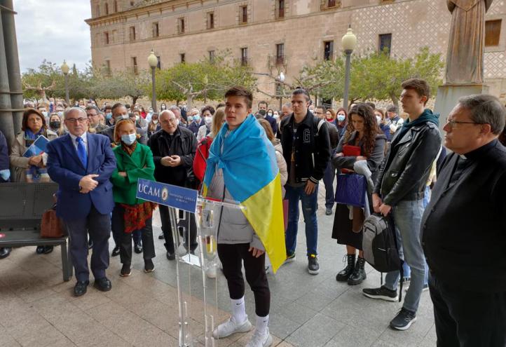  Ilia Polischuk, estudiante ucraniano de intercambio, durante el acto por la paz celebrado en nuestro campus de Los Jerónimos esta semana. 