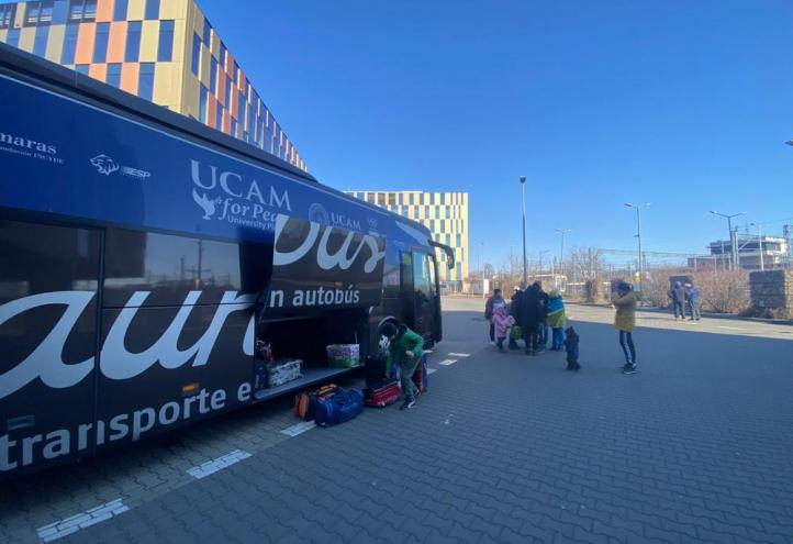 Una familia de refugiados sube al autobús de la Universidad que los trae a la Región desde Cracovia