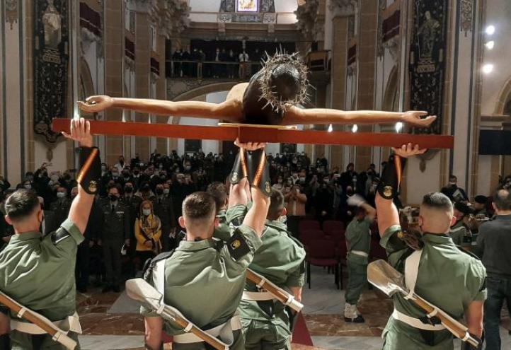 La Brigada Paracaidista BRIPAC &#039;Zaragoza 5&#039; al Cristo Universitario de la Salud en el Templo de Los Jerónimos.