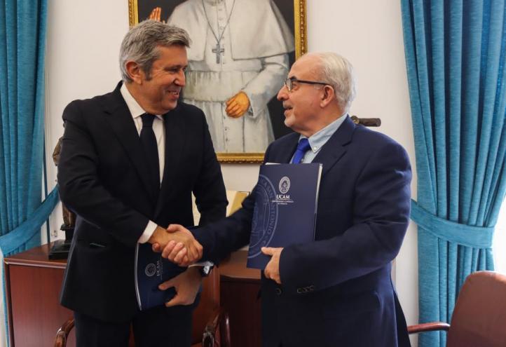 Javier Collado, director general de la Fundación Incyde, y José Luis Mendoza, presidente de la UCAM, durante la firma del acuerdo.