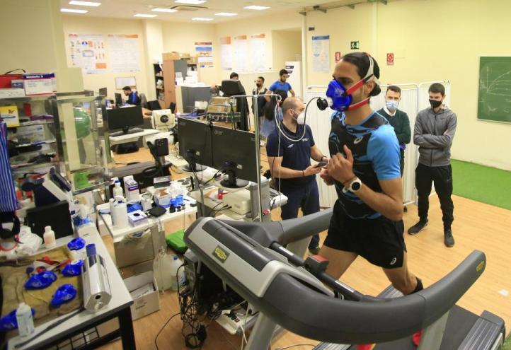 Mohamed Katir y Mariano García en el Centro de Investigación en Alto Rendimiento Deportivo de la UCAM.