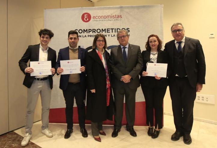 Los alumnos de la UCAM premiados, junto a Ramón Madrid, decano del Colegio de Economistas de Murcia; Gonzalo Wandosell, decano de la Facultad de Economía y Empresa de la Católica, y Mercedes Carmona, vicedecana del Grado en ADE.