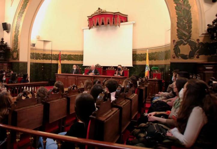 Los estudiantes de la UCAM asistieron a una sesión ordinaria de la Real Academia Nacional de Medicina de España, en la que participó su presidente Eduardo Díaz Rubio.