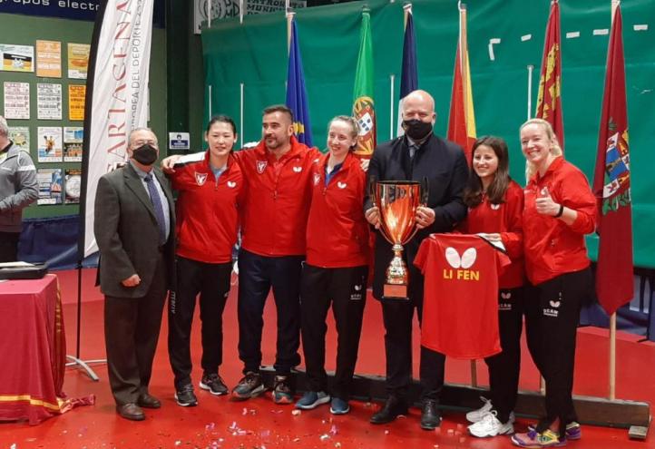 El director General de Deportes de la UCAM, con la copa, junto al equipo