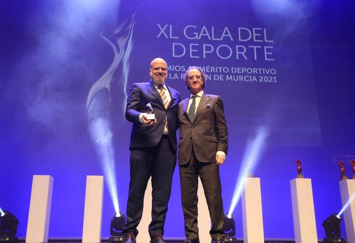 Pablo Rosique, director de Deportes de la UCAM, recoge el premio de manos de Julián Redondo, presidente de la Asociación Española de la Prensa Deportiva. 