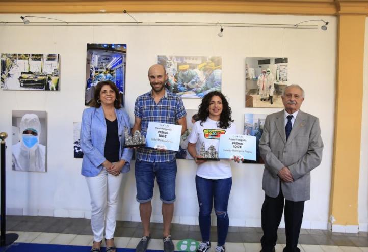 Los premiados junto al presidente del Colegio de Enfermería y la decana de esta facultad en la UCAM, delante de la fotografía ganadora.