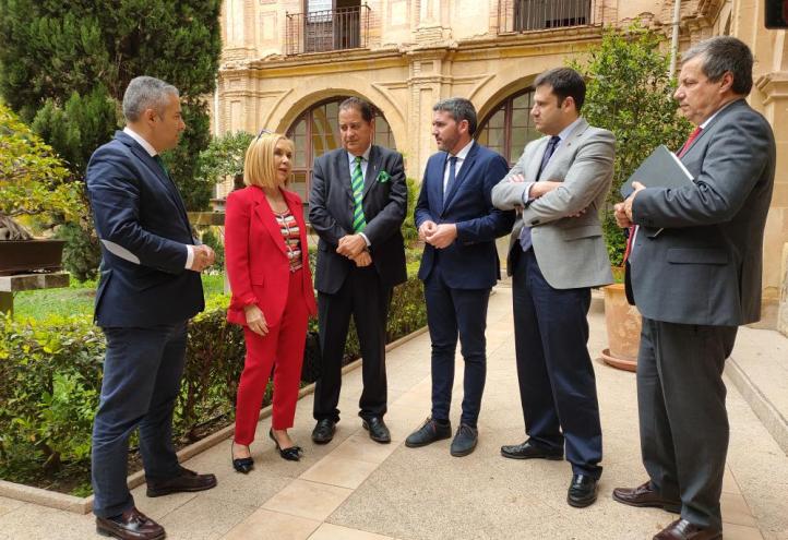En el centro de la imagen, Josefina García, rectora de la UCAM, Pedro de los Santos Jiménez, vicedecano del Grado en Ingeniería Civil de la UCAM, Antonio Luengo, consejero de Agua, Agricultura, Ganadería, Pesca y Medio Ambiente de la Región de Murcia, y José Sandoval, director general de Agua de la Región de Murcia