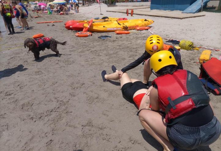 Dos alumnas del Máster de Urgencias y Emergencias de la UCAM atienden a una persona rescatada junto al perro en el simulacro