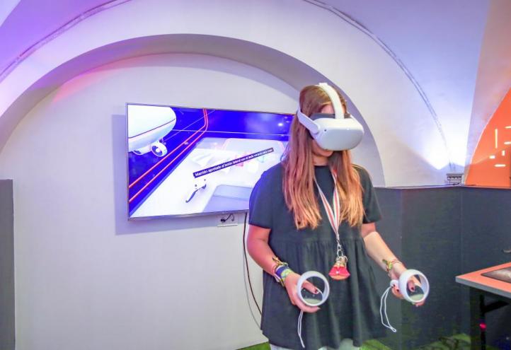 Una alumna durante una clase con gafas de realidad virtual en la sala VR del Campus de Los Jerónimos