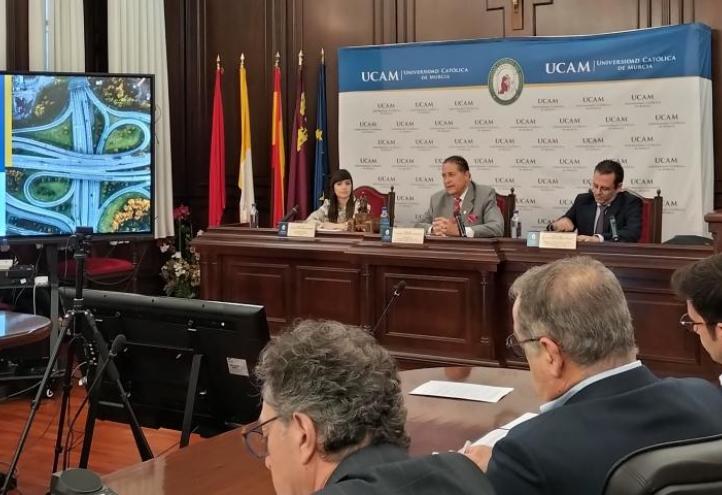 Marina Munuera, directora general de Movilidad y Litoral de la Comunidad; Pedro de Los Santos Jiménez, vicedecano del Grado en Ingeniería Civil de la UCAM, y Alberto Menchón, subjefe Provincial de Tráfico y Técnico Superior de Tráfico de la DGT de la Región.
