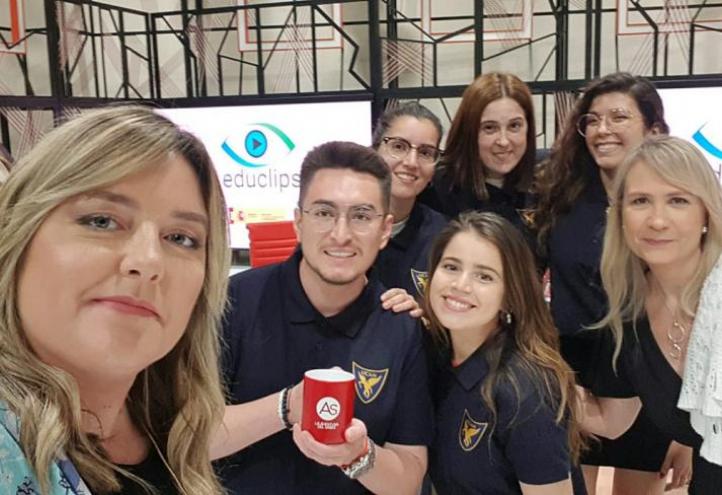 Los alumnos de la Facultad de Comunicación de la UCAM que han sido premiados junto a dos de sus profesoras.