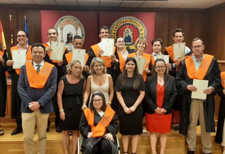 los alumnos junto a Estrella Núñez, vicerrectora de Investigación de la UCAM; Marta Rodríguez, directora del Programa; Isabel Mengual y Cecilia Mateo, coordinadoras del mismo, y Víctor Martínez López, presidente de la Asociación para personas con Síndrome de Down (ASSIDO), quien ejerció de padrino.