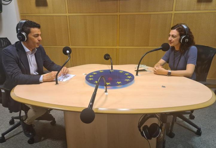 Isabel García, coordinadora de &#039;iradio UCAM&#039;, entrevistando al eurodiputado Marcos Ros, en un estudio de radio del Parlamento Europeo.