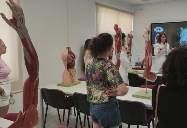 Visitantes de las jornadas de puertas abiertas de UCAM Cartagena en una de las salas del edificio principal de Ciencias de la Salud