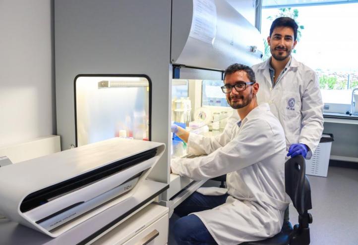 Los doctores Rubén Rabadán y Rubén Zapata trabajan sobre regeneración celular, tras instalar en el UCAM HiTech, la Unidad de Regeneración Celular Biow.