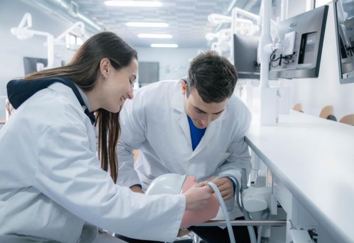 l preclínico está dotado de 40 puestos de trabajo con 20 simuladores de pacientes