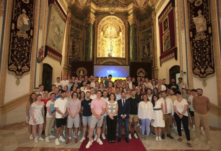 Alumnos y profesores de la universidad francesa School Top Trades Du Sport (ILEPS) 
