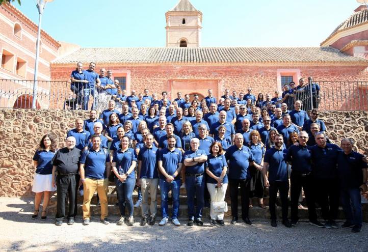 José Luis Mendoza (centro), presidente de la UCAM, junto a los directivos que asistieron a la convivencia