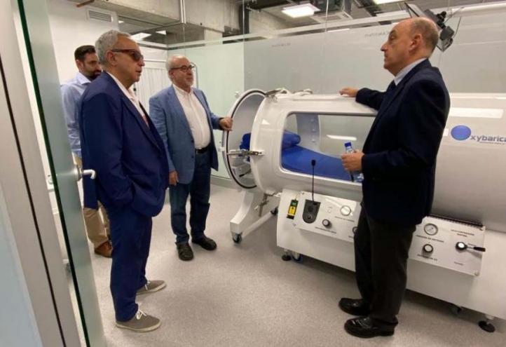 José Fabregat, neurocirujano y director de la Cátedra de Oxigenoterapia Hiperbárica de la Universidad Católica de Murcia, presenta este equipamiento a los presidentes de la UCAM y del COE, José Luis Mendoza y Alejandro Blanco.  Un saludo.