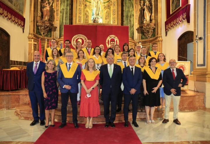 Imagen de grupo de los nuevos titulados. 