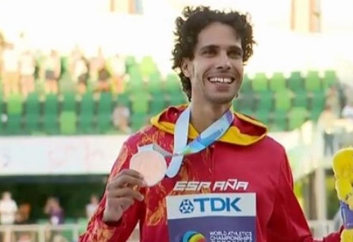 Mohamed Katir, con el bronce logrado en el Campeonato del Mundo
