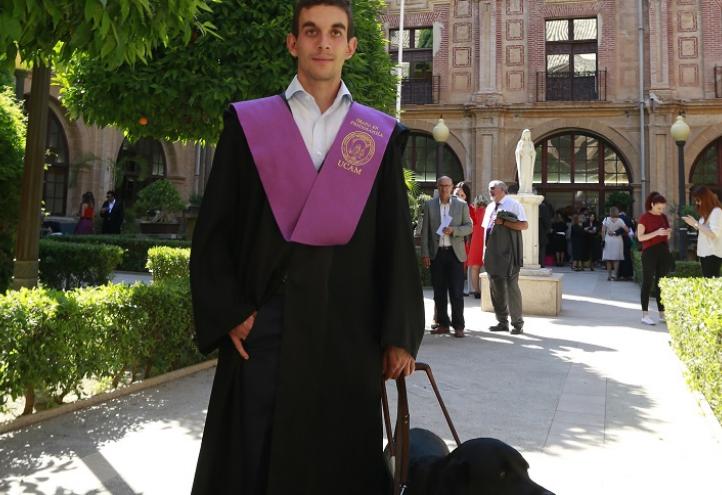 El atleta paralímpico Gerard Descarrega en el claustro del Campus de Los Jerónimos, tras su acto de graduación en Psicología, será uno de los participantes en el Congreso.  