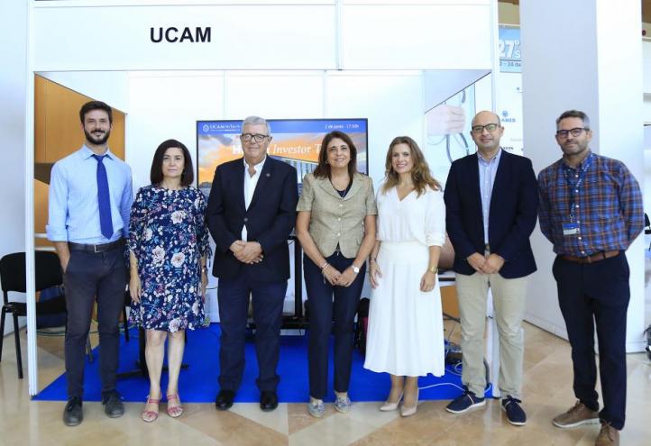 José Abellán, director de la Cátedra de Riesgo Cardiovascular de la UCAM (c) ha estado acompañado por la decana y vicedecana de Enfermería de la UCAM, Paloma Echevarría y María José López, y otros profesores y miembros de la Facultad.