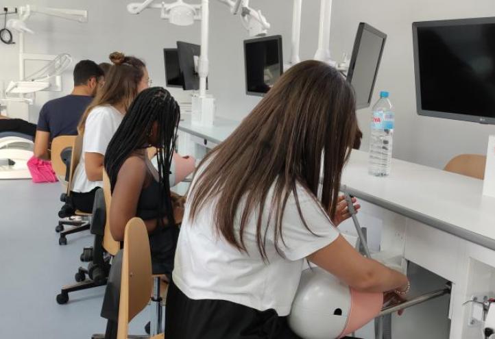 Alumnos de tercero de Odontología en el preclínico de UCAM Cartagena