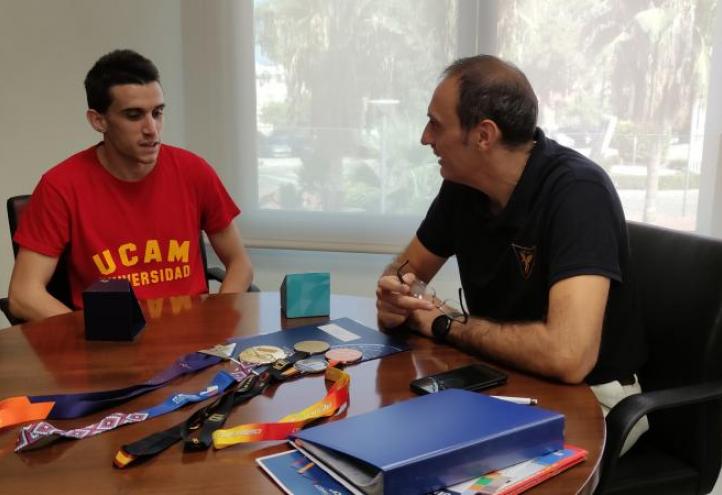 Mariano García muestra sus últimas medallas a su tutor Juan Alfonso García