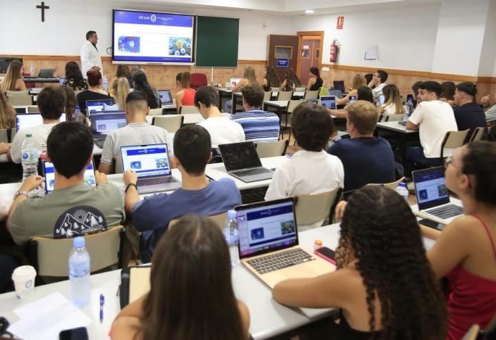 Estudiantes de Odontología, la pasada semana, durante una clase en el Campus de Los Jerónimos. UCAM