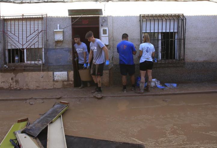 Voluntarios durante las labores de limpieza en la pedanía murciana de Javalí Viejo