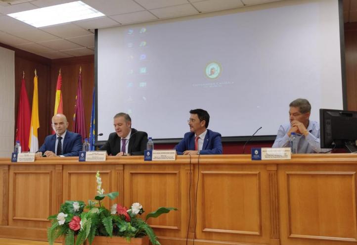 Manuel Ruiz, vicerrector de Calidad y Ordenación Académica (2º), el director de la Academia (3º) y los codirectores.