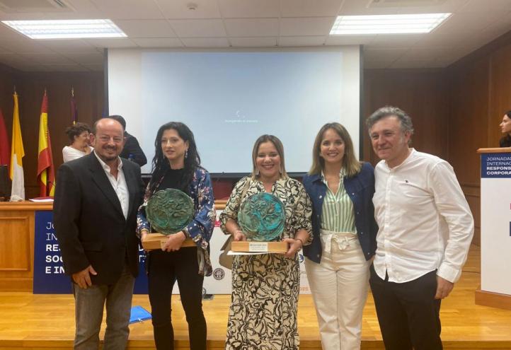 Víctor Meseguer, director de la Cátedra Internacional de Responsabilidad Social de la UCAM; Vicky Martínez, responsable del departamento de Desarrollo de Producto de Unisa; Marita Dólera, responsable de RRHH de Agrodolores; Gema Alcázar, socia fundadora de Circular Economy Consulting y promotora de la Cátedra, y el artista murciano Nicolás de Maya.