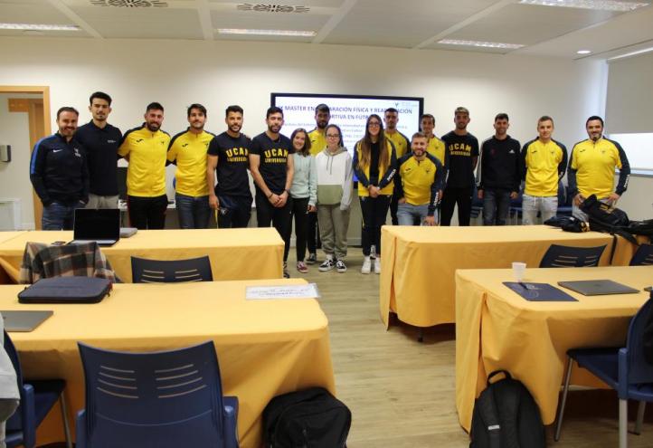 Foto de grupo de la IX promoción del Máster en Preparación Física y Readaptación Deportiva en Fútbol.