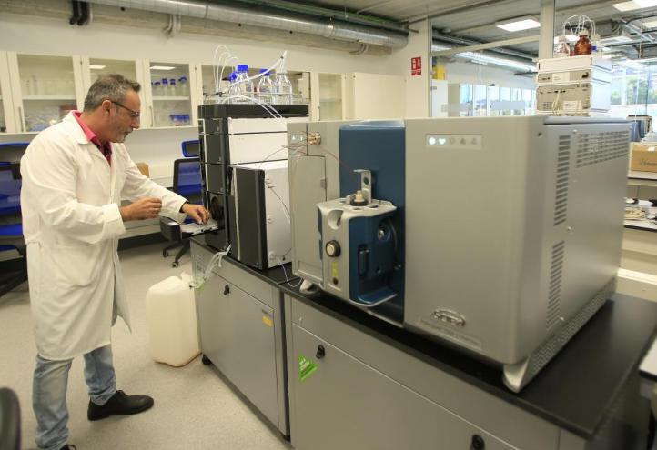 La UCAM ha incorporado al HiTech un cromatógrafo líquido conectado a un espectrómetro de masas de altas precisiones, que se utiliza en investigaciones del ámbito agroalimentario. UCAM