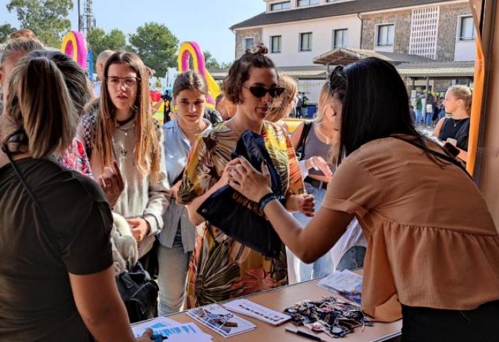 Los estudiantes recibieron el pack de bienvenida en el stand del SIE