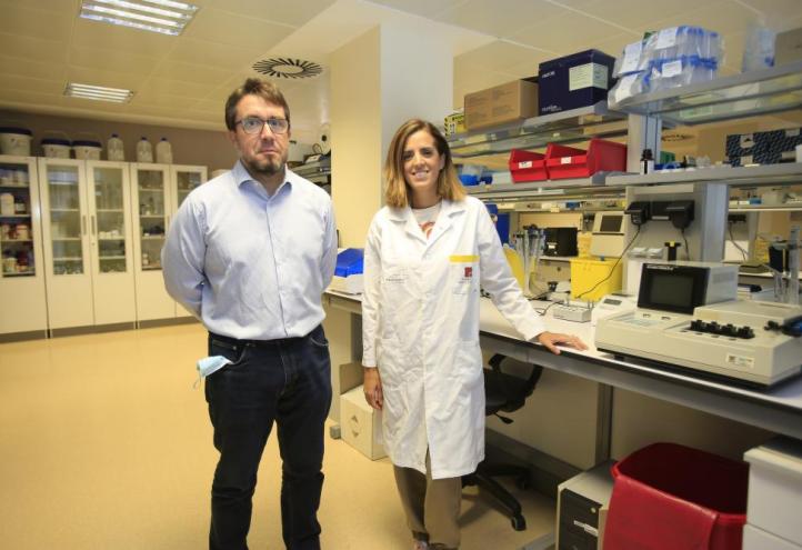 Horacio Pérez, IP y responsable del grupo de Bioinformática de la UCAM, junto a Irene Martínez, investigadora de Hematología y Oncología Médica Clínico Experimental del IMIB.