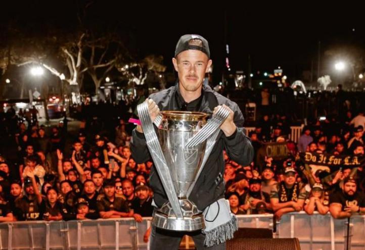 Anton Matinlauri levantando la copa de la Major League Soccer.