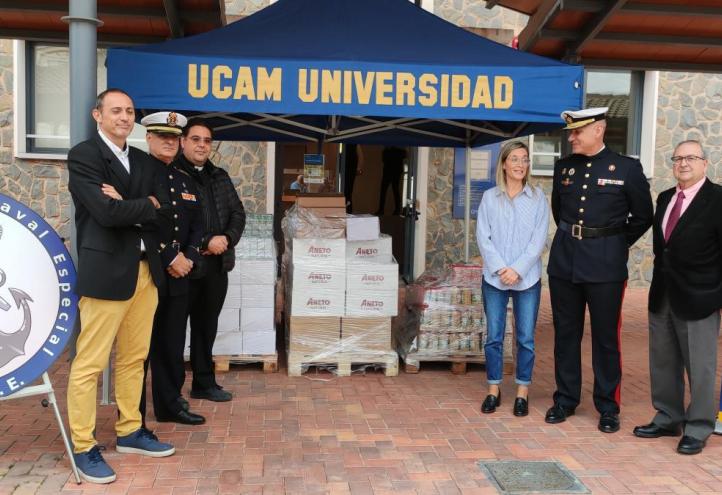 Entrega de alimentos a la Fuerza de Guerra Naval Especial